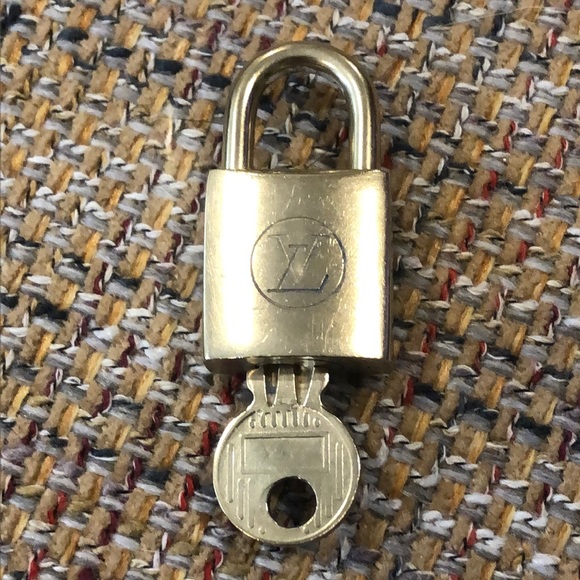 Vintage LV Louis Vuitton Padlock Lock & Key 222 Angel Number - Picture 4 of 10